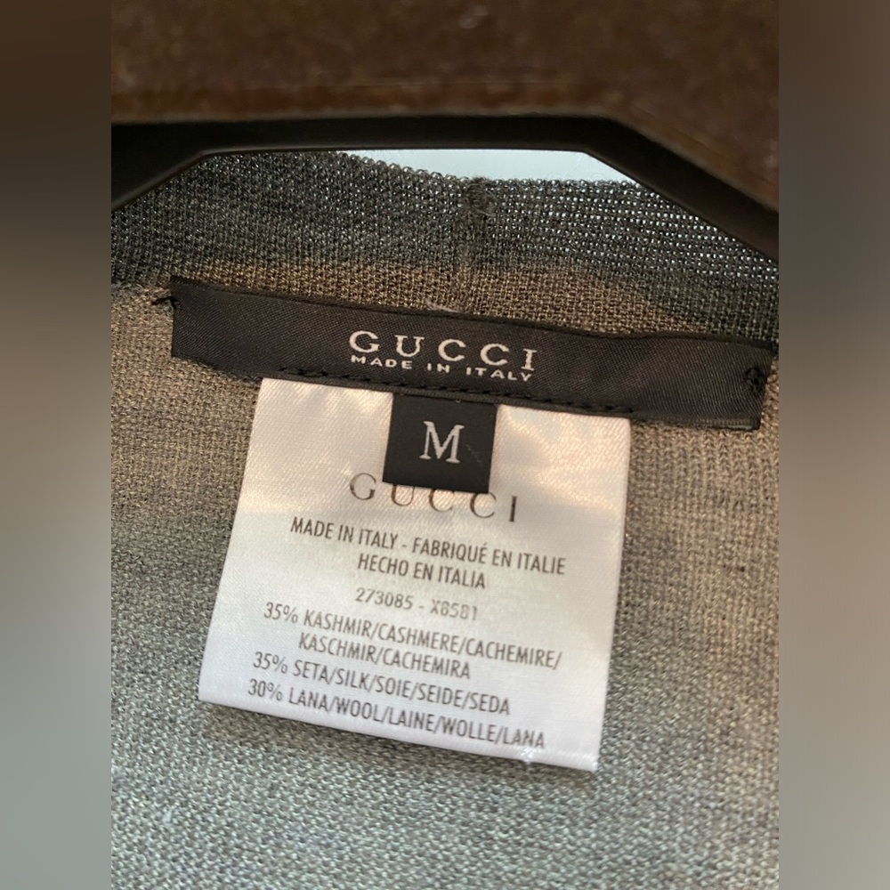 Gucci cashmere, silk and wool cardigan with gold designer buttons and gold logo. - Picture 16 of 16